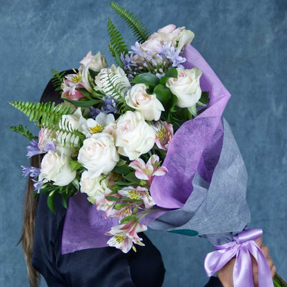 Bouquet de rosas blancas con un toque rosado "Antonella"